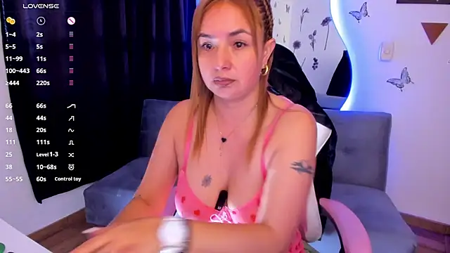 luciamature  online show from October 20, 2025, 6:52 pm