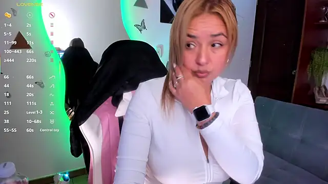 luciamature  online show from January 7, 2026, 9:42 pm