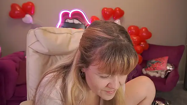 Snapshot of BellaLaPetit chatting on February 15, 2026, 1:43 pm BellaLaPetit online show from February 15, 2026, 1:43 pm