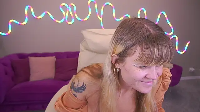 BellaLaPetit online show from October 18, 2025, 1:02 pm