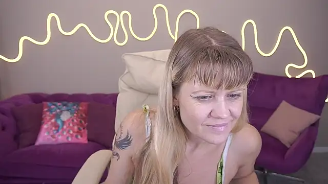 BellaLaPetit online show from October 10, 2025, 12:50 pm