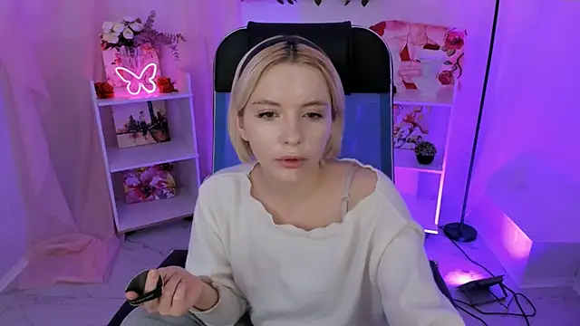 AuroraWrenfield online show from November 12, 2025, 4:16 am