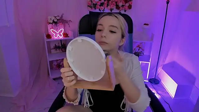 AuroraWrenfield online show from October 8, 2025, 4:47 am