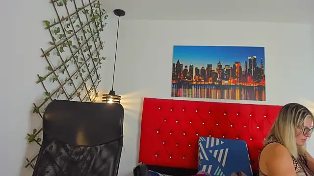 carolinacrus01 online show from October 30, 2025, 2:14 pm