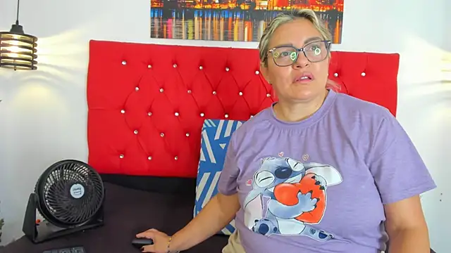 carolinacrus01 online show from November 9, 2025, 3:16 pm