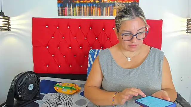 carolinacrus01 online show from November 25, 2025, 3:34 pm