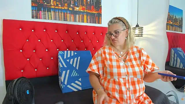 carolinacrus01 online show from October 9, 2025, 1:22 pm