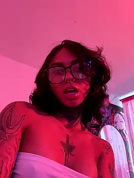 iamkatty  online show from November 2, 2025, 4:23 pm