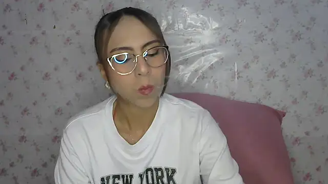 Snapshot of Roselingalvis13 chatting on June 6, 2026, 2:06 am Roselingalvis13 online show from June 6, 2026, 2:06 am