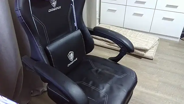 Snapshot of Milo9210 chatting on November 1, 2025, 6:46 pm Milo9210 online show from November 1, 2025, 6:46 pm