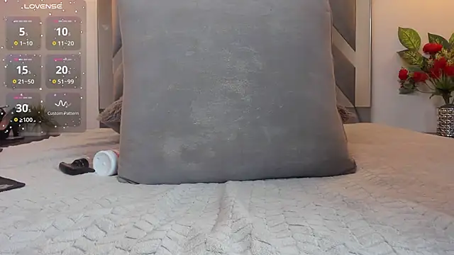 Hanna Cornee  online show from October 31, 2025, 2:02 pm