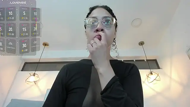 Hanna Cornee  online show from December 22, 2025, 12:16 pm