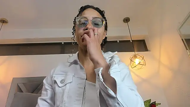 Hanna Cornee  online show from December 14, 2025, 1:39 pm