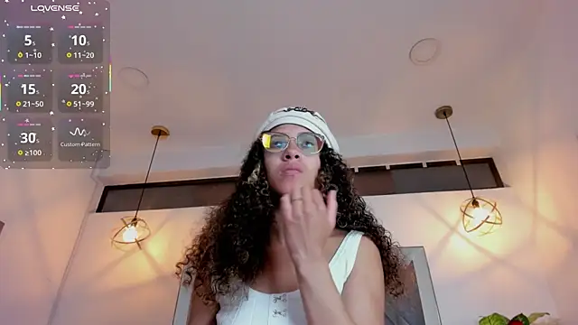 Hanna Cornee  online show from December 18, 2025, 1:26 pm