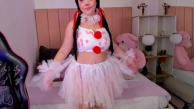 cloe weiss online show from October 31, 2025, 1:19 pm