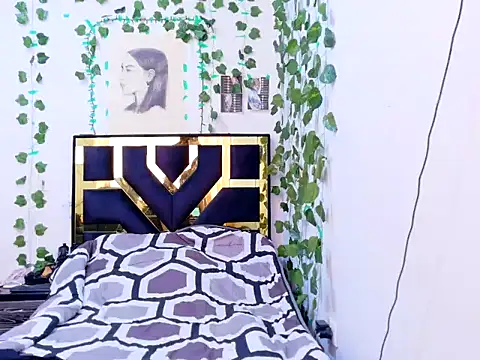 lucywhite13 online show from October 7, 2025, 5:58 pm