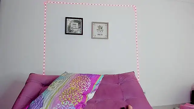 selena jhonson online show from April 22, 2026, 1:29 pm