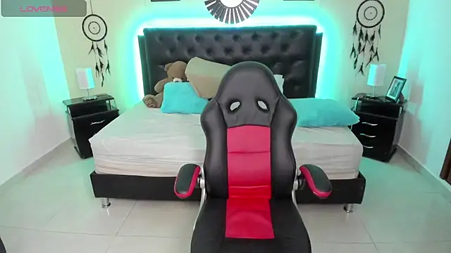 LolaVillalobos online show from November 7, 2025, 1:37 pm