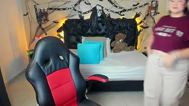 LolaVillalobos online show from October 19, 2025, 3:04 pm