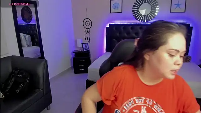 LolaVillalobos online show from October 8, 2025, 2:29 pm