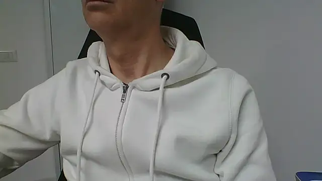 Snapshot of Sensor2000 chatting on February 5, 2026, 8:54 am Sensor2000 online show from February 5, 2026, 8:54 am