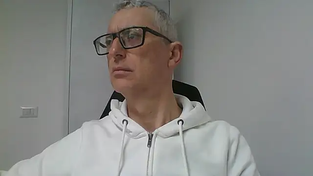 Snapshot of Sensor2000 chatting on January 17, 2026, 10:41 am Sensor2000 online show from January 17, 2026, 10:41 am