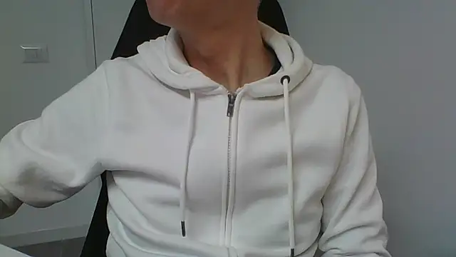 Snapshot of Sensor2000 chatting on February 16, 2026, 8:02 am Sensor2000 online show from February 16, 2026, 8:02 am