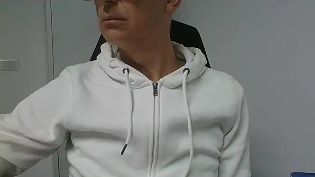 Snapshot of Sensor2000 chatting on February 9, 2026, 8:01 am Sensor2000 online show from February 9, 2026, 8:01 am