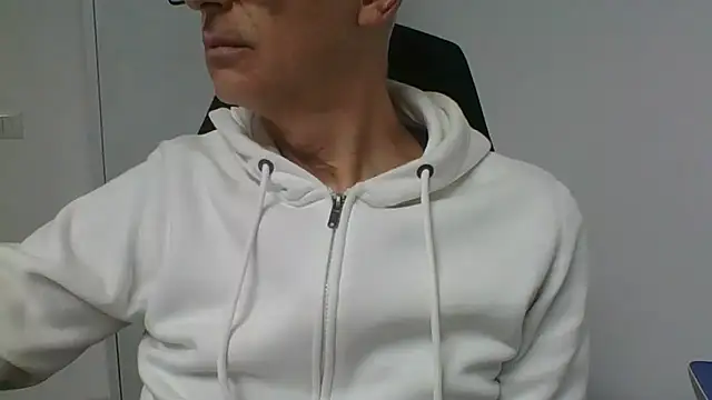 Snapshot of Sensor2000 chatting on February 3, 2026, 2:33 pm Sensor2000 online show from February 3, 2026, 2:33 pm