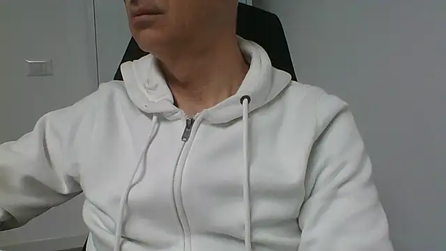 Snapshot of Sensor2000 chatting on February 4, 2026, 8:20 am Sensor2000 online show from February 4, 2026, 8:20 am