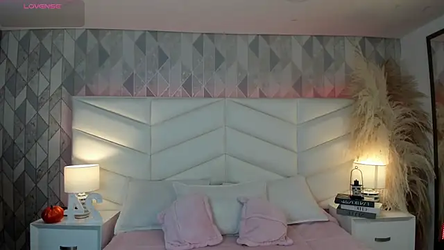 Snapshot of victoria___jonnes chatting on October 8, 2025, 11:45 am victoria jonnes online show from October 8, 2025, 11:45 am