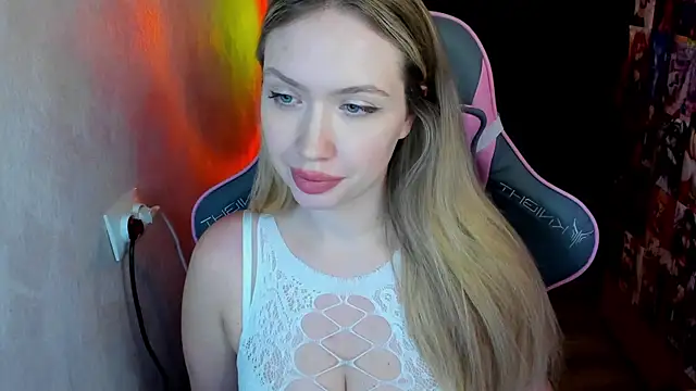 NicoleRiccii online show from December 17, 2025, 11:32 pm