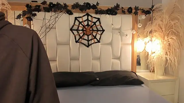 Daphne And Roger online show from October 24, 2025, 11:20 am