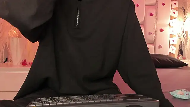 Daphne And Roger online show from February 23, 2026, 11:11 am