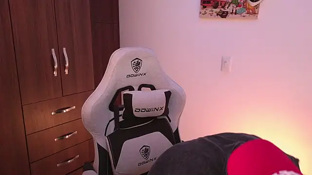 domsantiago  online show from November 7, 2025, 2:05 am