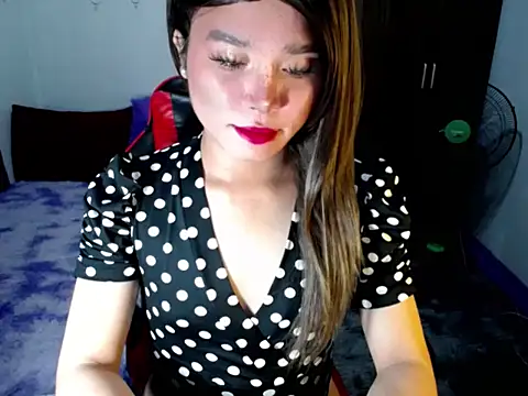 Urassiansweetcummer online show from November 20, 2025, 12:28 pm