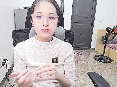 Shulee21 online show from November 6, 2025, 3:21 am