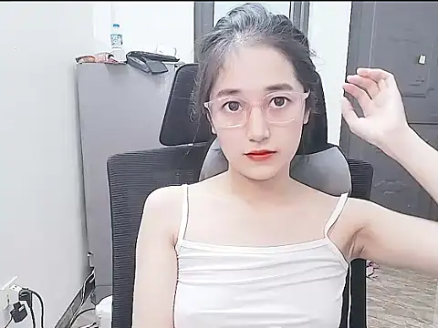 Shulee21 online show from October 16, 2025, 3:15 am