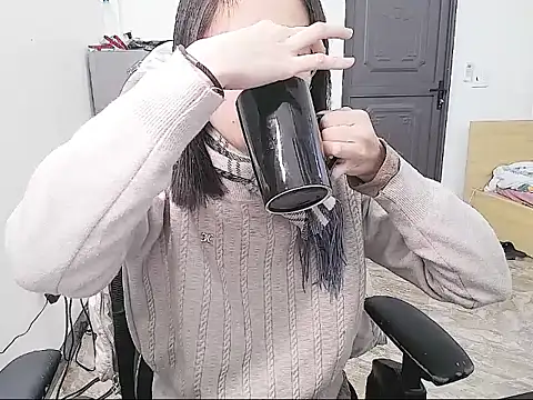 Shulee21 online show from November 21, 2025, 2:32 am