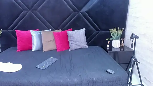 Dantzel  online show from March 16, 2026, 7:05 pm