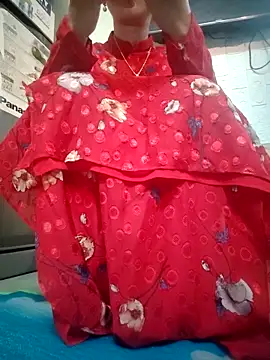 Snapshot of Du-Uyen chatting on November 18, 2025, 2:49 am Du-Uyen online show from November 18, 2025, 2:49 am