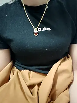 Snapshot of Du-Uyen chatting on November 16, 2025, 11:30 pm Du-Uyen online show from November 16, 2025, 11:30 pm