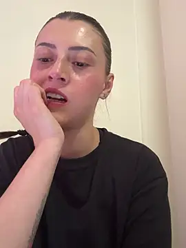 MiaLune Pink online show from October 4, 2025, 8:54 pm