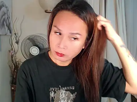 holly bitch online show from April 6, 2026, 1:23 am