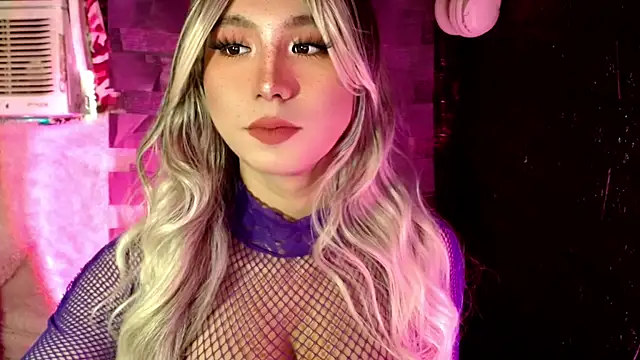 Snapshot of UrhotlucyTS chatting on November 13, 2025, 5:55 am UrhotlucyTS online show from November 13, 2025, 5:55 am