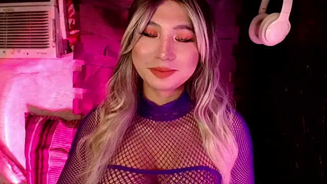 UrhotlucyTS online show from December 20, 2025, 11:02 am