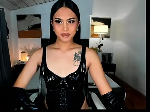 CallaWang online show from December 3, 2025, 8:30 pm