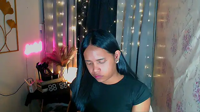 Lorainnelustts online show from February 19, 2026, 2:03 pm