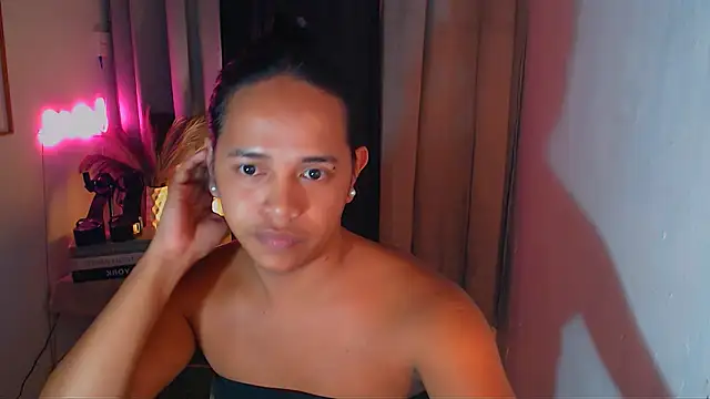 Lorainnelustts online show from December 15, 2025, 7:25 am