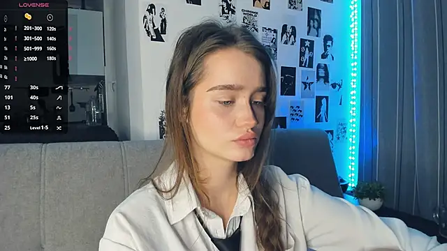 lovelyalivia online show from November 12, 2025, 9:35 am